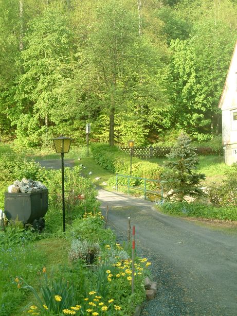 Unser Haus liegt ca. 25m von der Straße entfernt Unser Haus liegt ca. 25m von der Straße entfernt